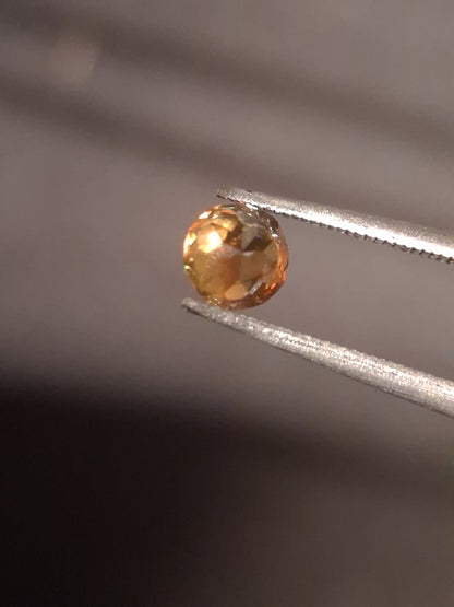 Natural sphene - 0.420 ct - round - unheated - high fire - Natural Gems Belgium