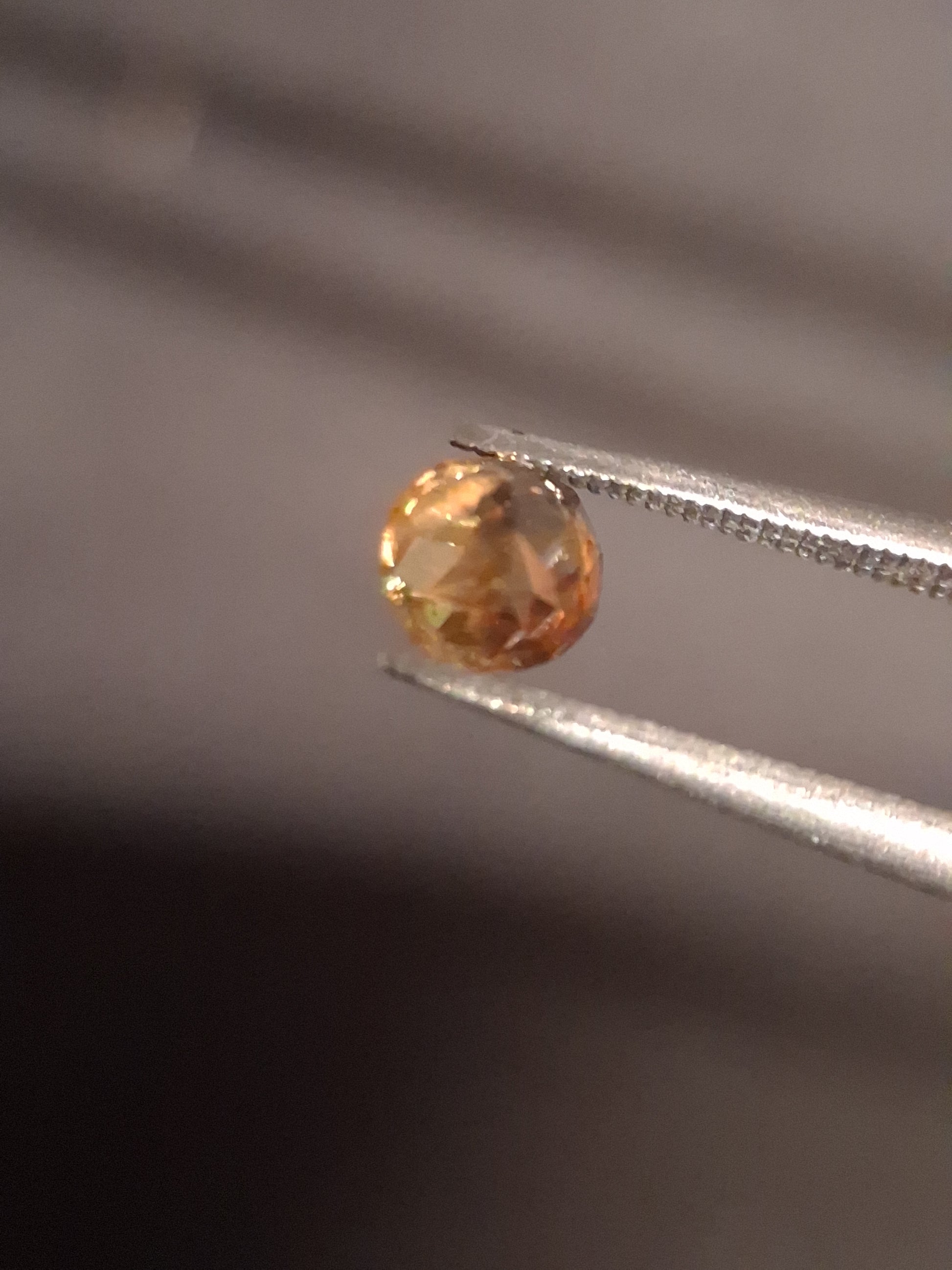 Natural sphene - 0.420 ct - round - unheated - high fire - Natural Gems Belgium