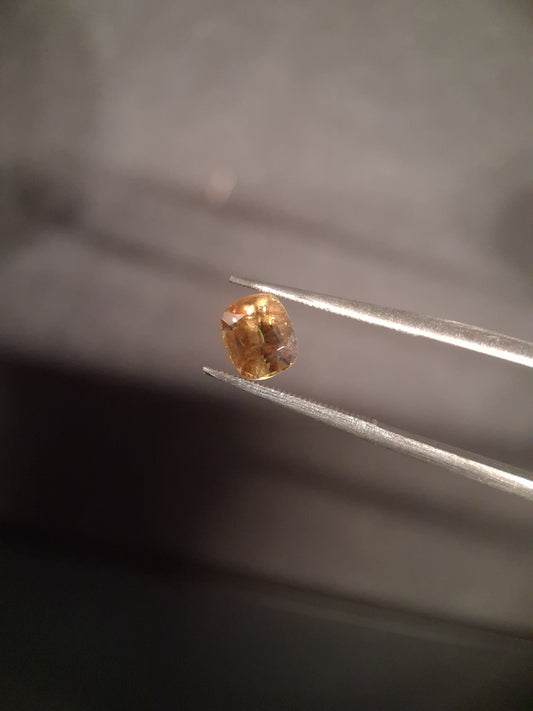 Natural sphene - 1.010 ct - cushion - unheated- greenish brownish yellow - Natural Gems Belgium