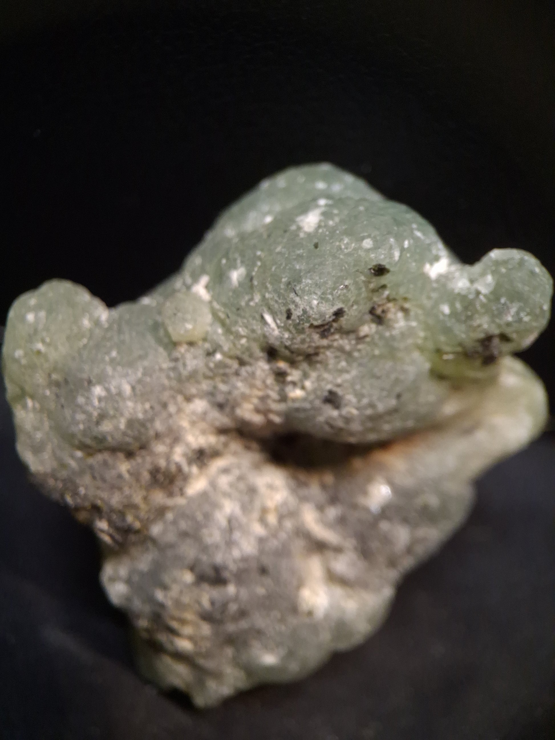 Natural Prehnite - Rough - lapidary, collectible or decorative - 5.6x4.9 cm - AKA Karoo Stone - Natural Gems Belgium