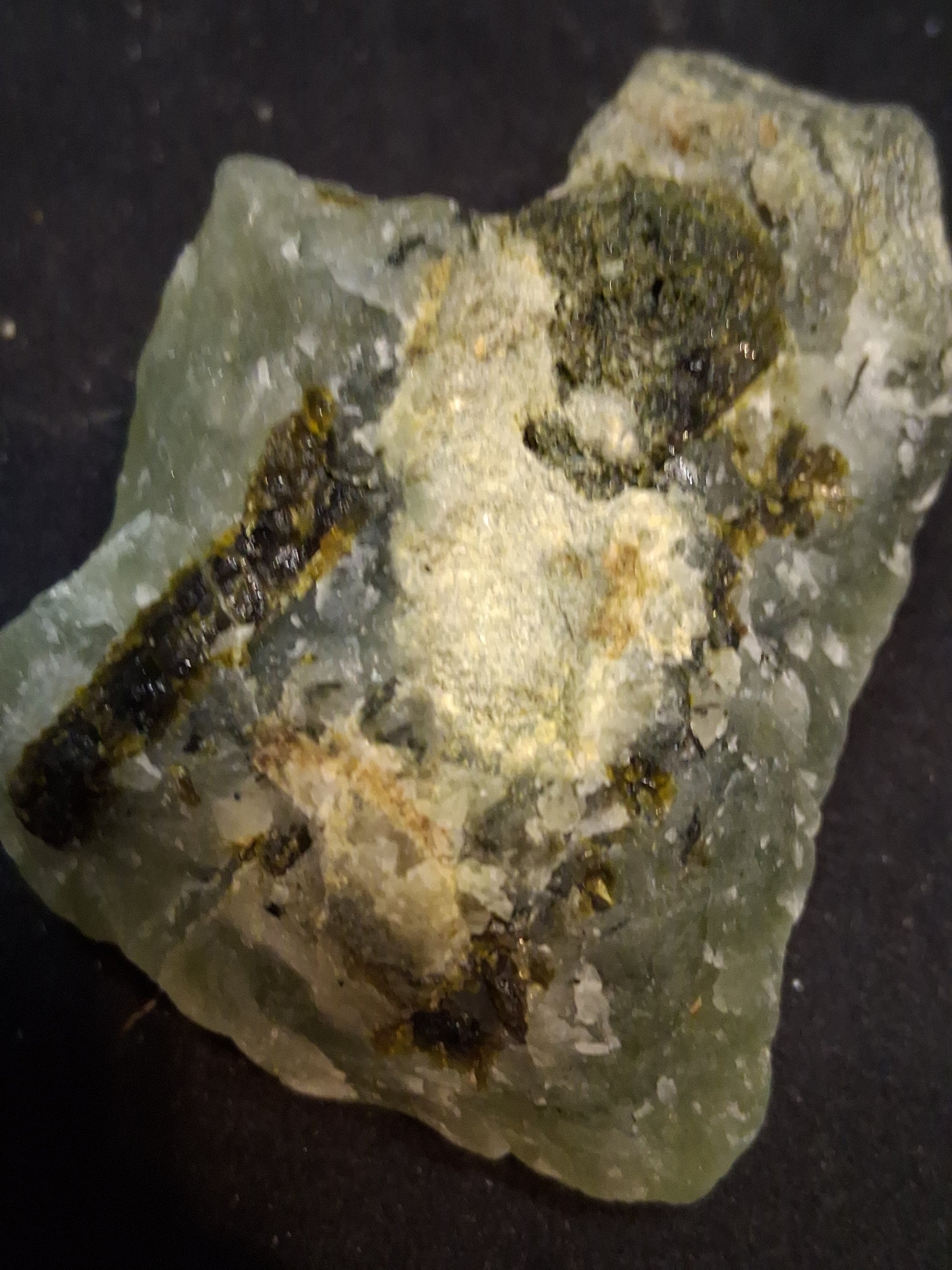 Natural Prehnite - Rough - lapidary, collectible or decorative - 6.0x4.2 cm - AKA Karoo Stone - Natural Gems Belgium