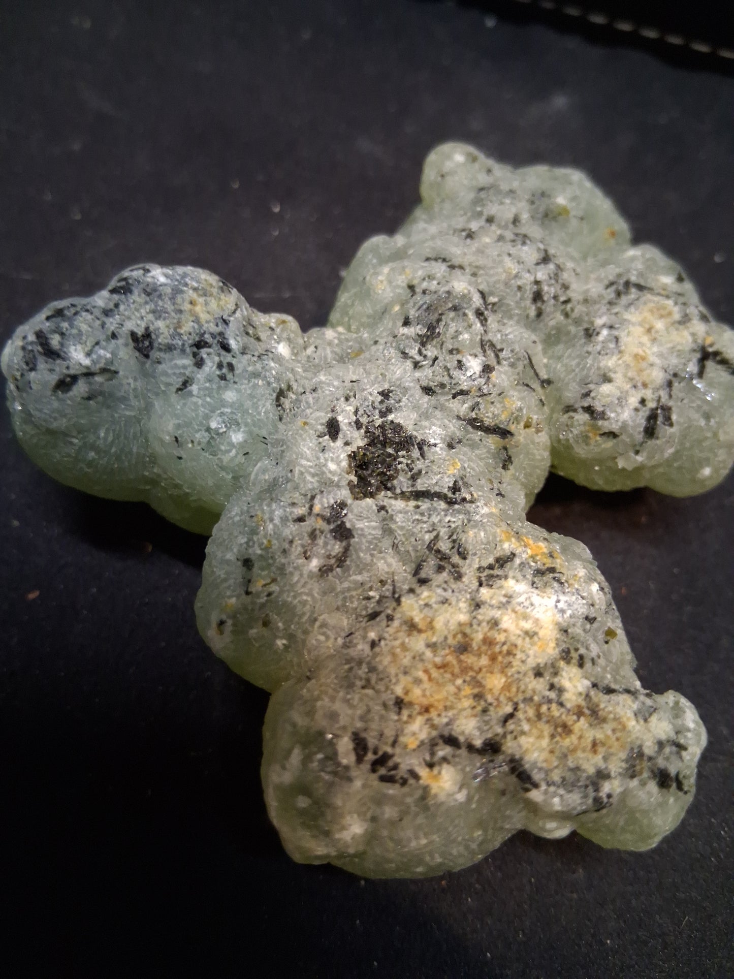 Natural Prehnite - Rough - lapidary, collectible or decorative - 6.6x6.4 cm - AKA Grape stone - Natural Gems Belgium