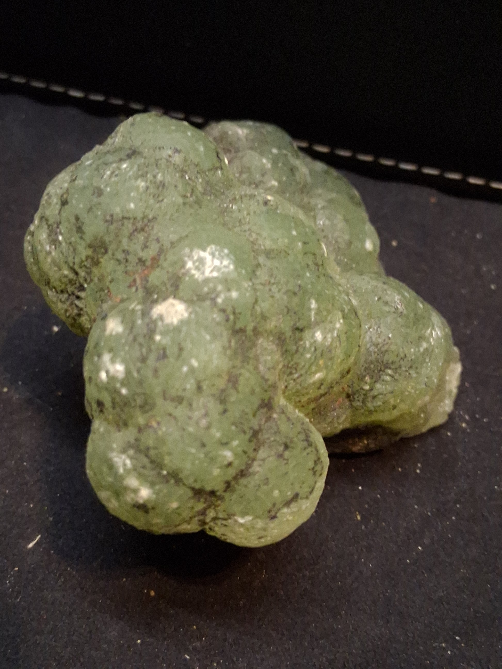 Natural Prehnite - Rough - lapidary, collectible or decorative - 8.4x6.1 cm - AKA Grape stone - Natural Gems Belgium