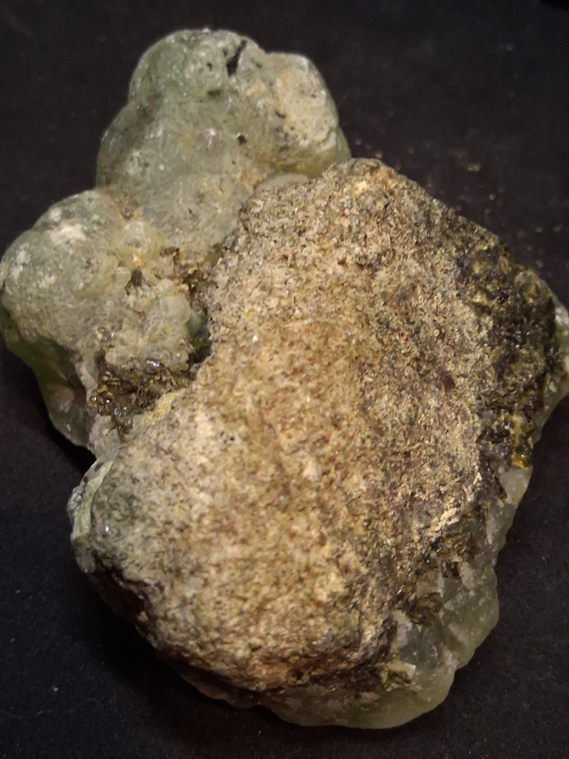 Natural Prehnite - Rough - lapidary, collectible or decorative - 8.4x6.1 cm - AKA Grape stone - Natural Gems Belgium