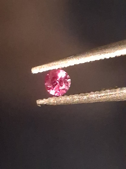 Natural Pink Sapphire - 0.043 ct -2mm Round cut - unheated - Africa - high quality - Natural Gems Belgium