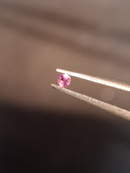 Natural Pink Sapphire - 0.047 ct -2 mm Round cut - unheated - Africa - high quality - Natural Gems Belgium