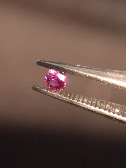Natural Pink Sapphire - 0.044 ct -2 mm Round cut - unheated - Africa - excellent - Natural Gems Belgium