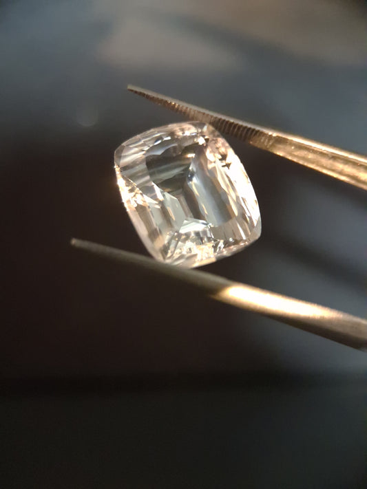Natural Pure quartz - 8.209 ct - custom cut cushion - clear quartz - Natural Gems Belgium