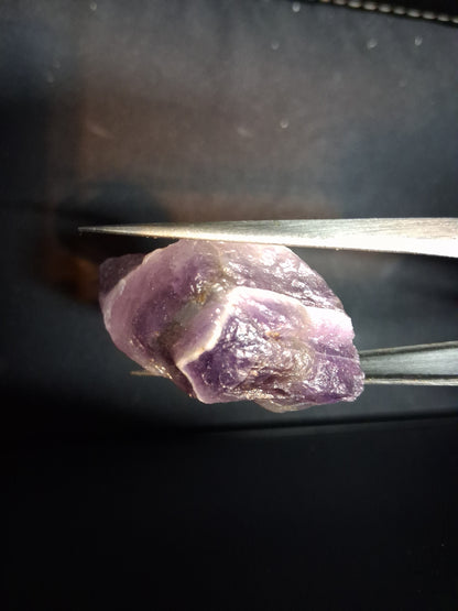 Natural amethyst - Rough Dream Amethyst - 104 ct - 4.4 x 2.2 cm - chevron amethyst - Natural Gems Belgium