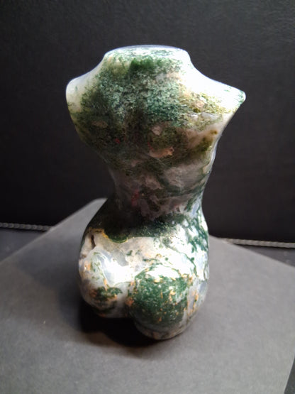 Natural Agate - Handharved Torso - 8cm high - moss agate - lady torso - Natural Gems Belgium