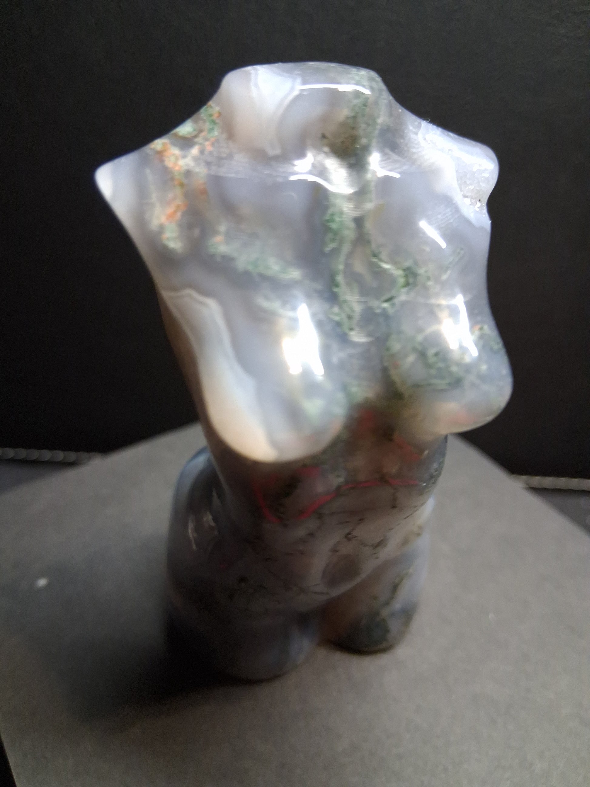 Natural Agate - Handharved Torso - 8 cm high - Grey moss agate lady torso - Natural Gems Belgium