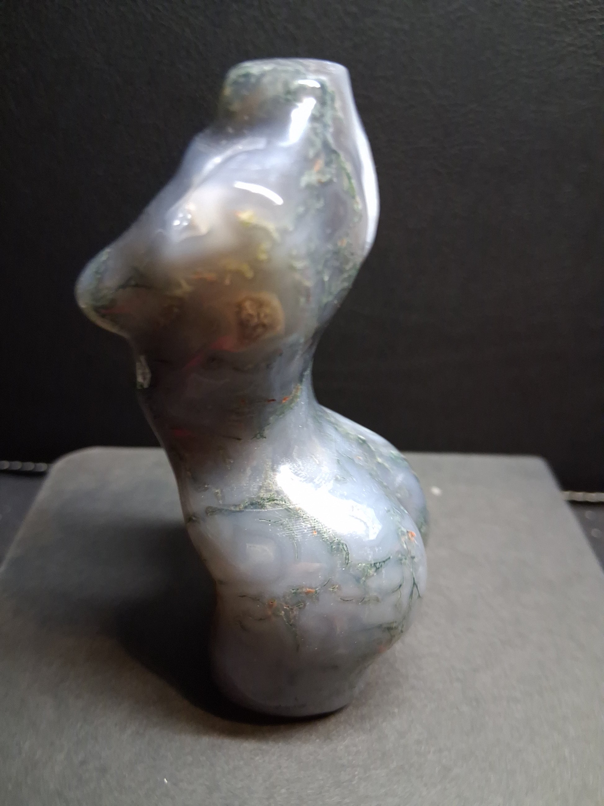 Natural Agate - Handharved Torso - 8 cm high - Grey moss agate lady torso - Natural Gems Belgium