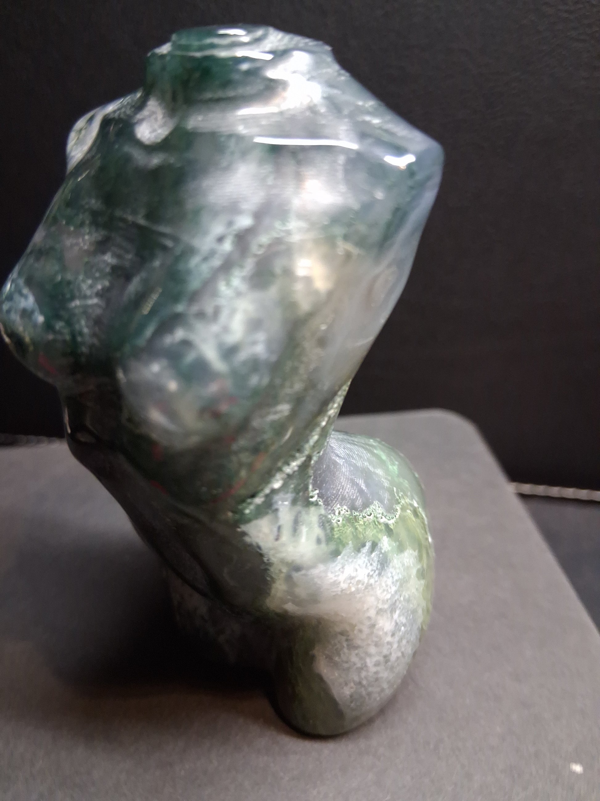 Natural Agate - Handharved Torso - 8 cm high - Grey and green moss agate lady torso - Natural Gems Belgium
