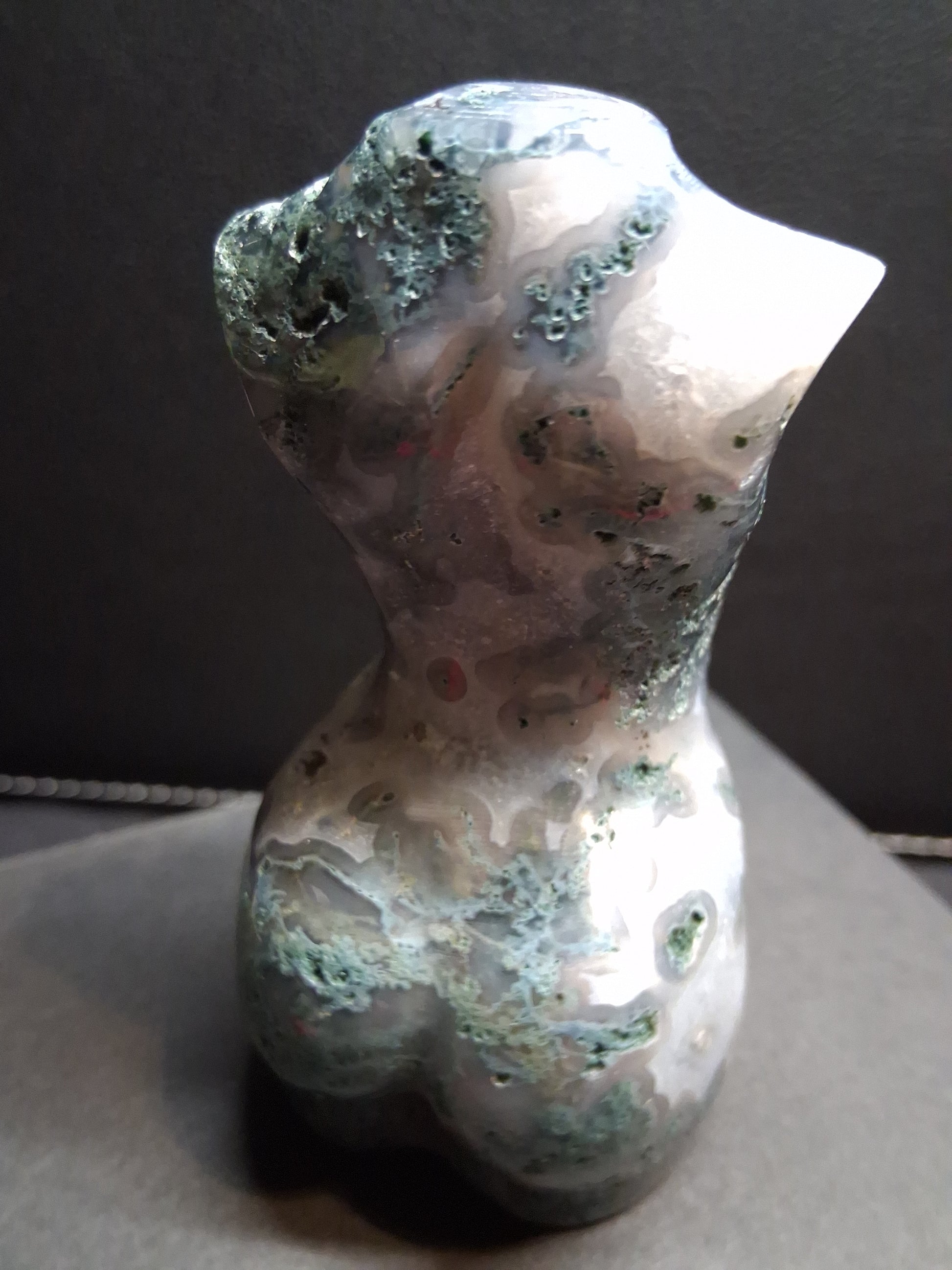 Natural Agate - Handharved Torso - 8 cm high - moss agate lady torso - nice pattern - Natural Gems Belgium