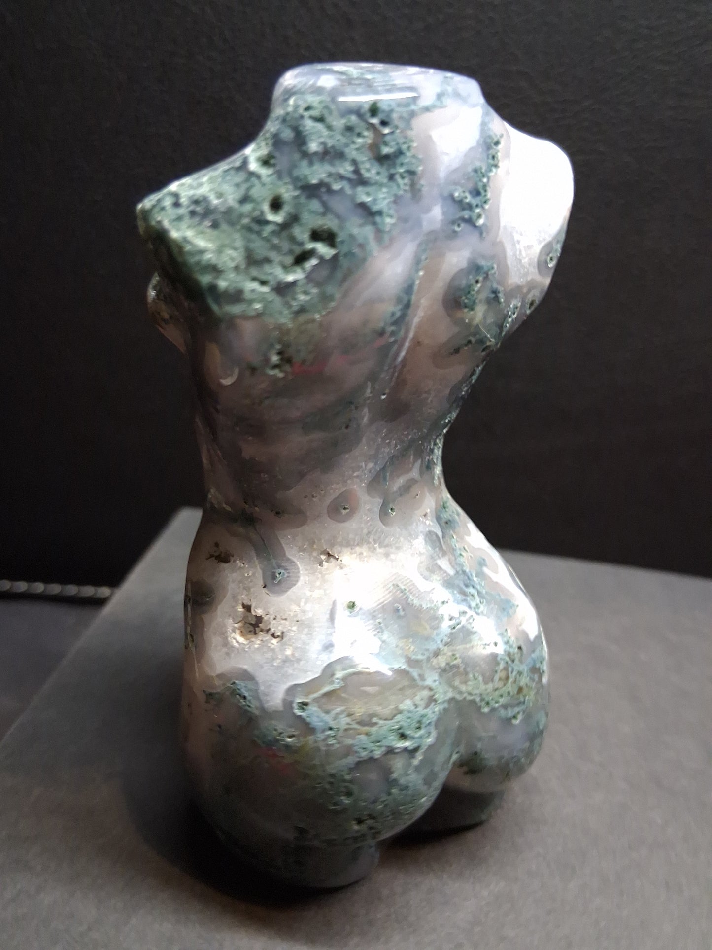 Natural Agate - Handharved Torso - 8 cm high - moss agate lady torso - nice pattern - Natural Gems Belgium