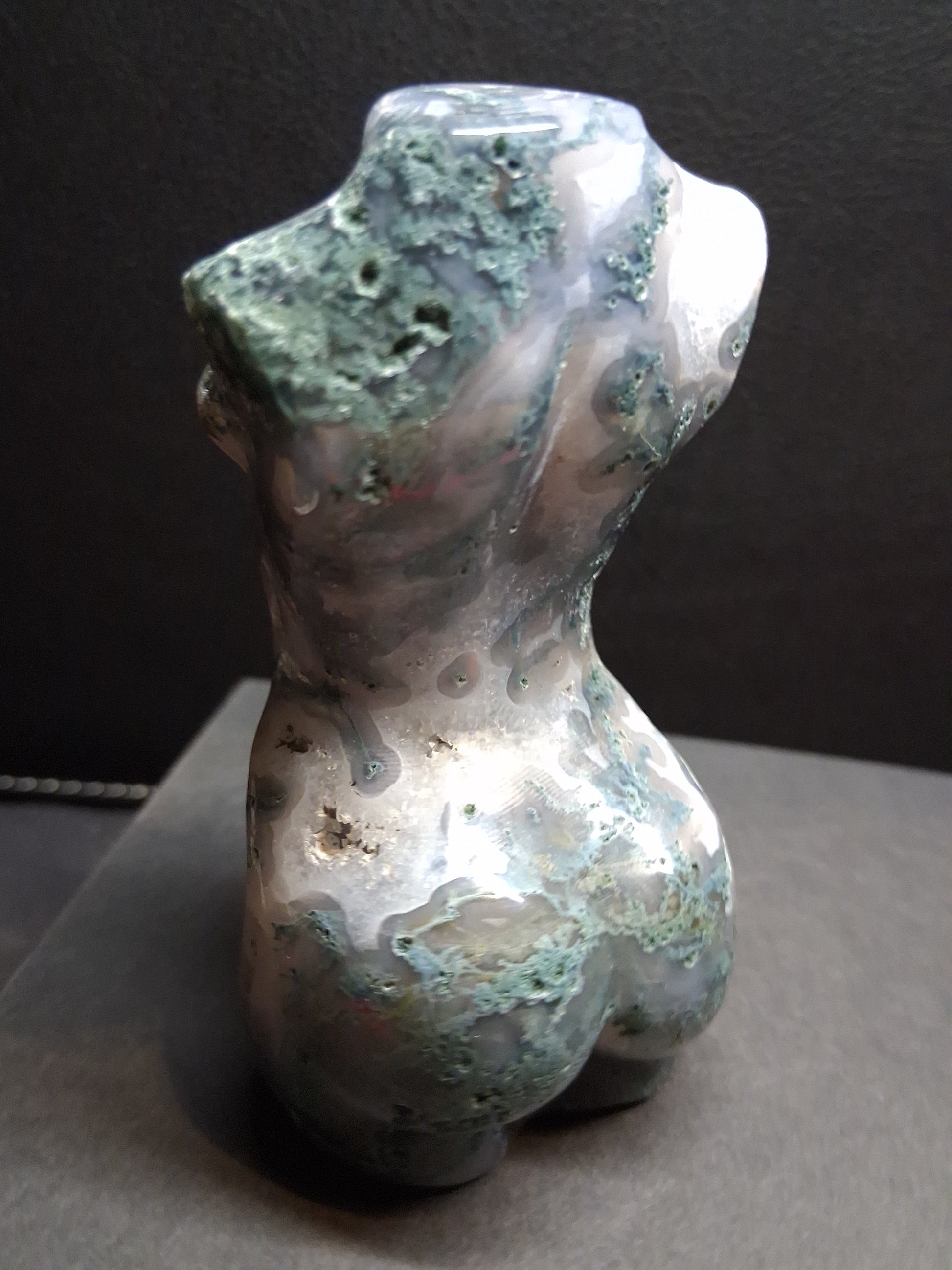 Natural Agate - Handharved Torso - 8 cm high - moss agate lady torso - nice pattern - Natural Gems Belgium