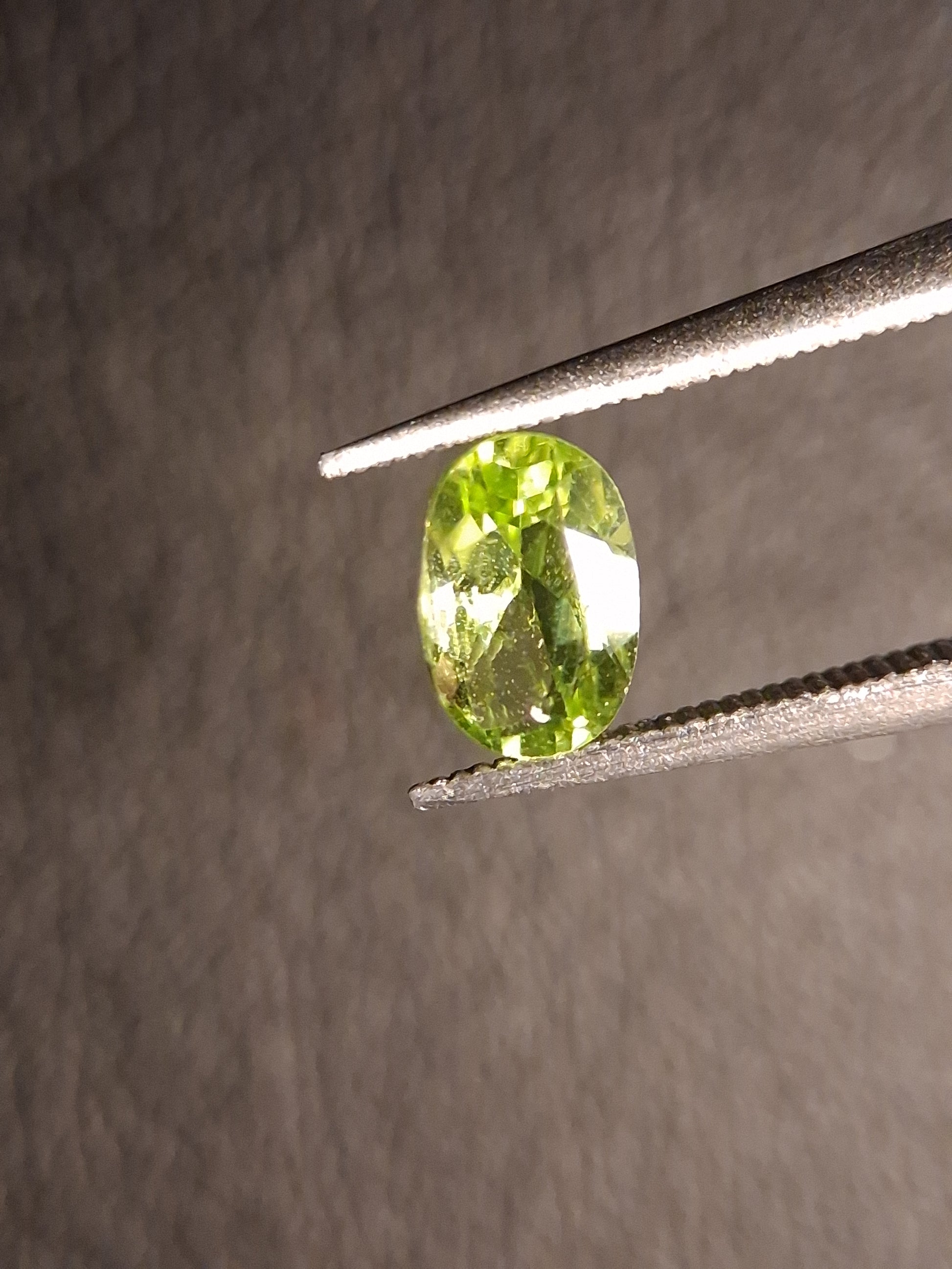 Natural Peridot - 0.599 ct - oval - unheated- green peridot - Natural Gems Belgium
