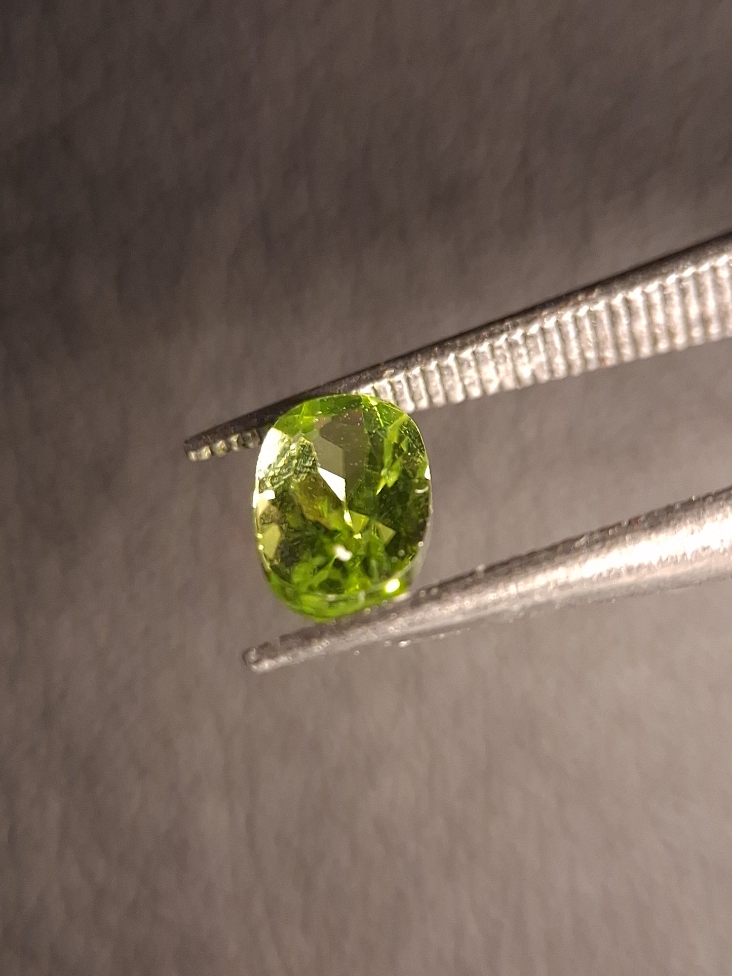 Natural Peridot - 0.599 ct - oval - unheated- green peridot - Natural Gems Belgium