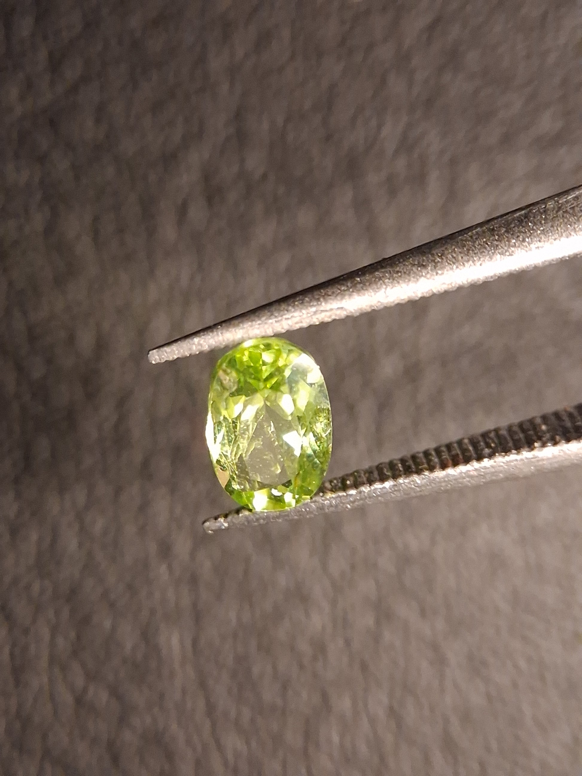 Natural Peridot - 0.599 ct - oval - unheated- green peridot - Natural Gems Belgium