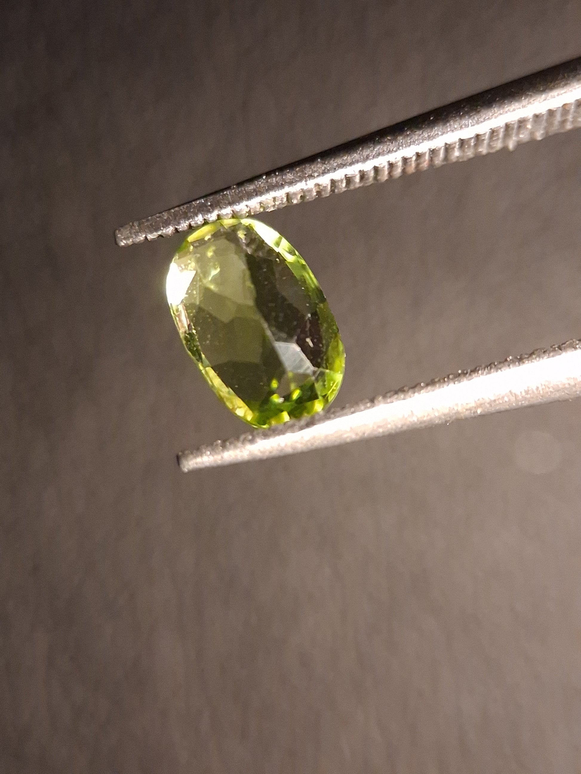 Natural Peridot - 0.599 ct - oval - unheated- green peridot - Natural Gems Belgium
