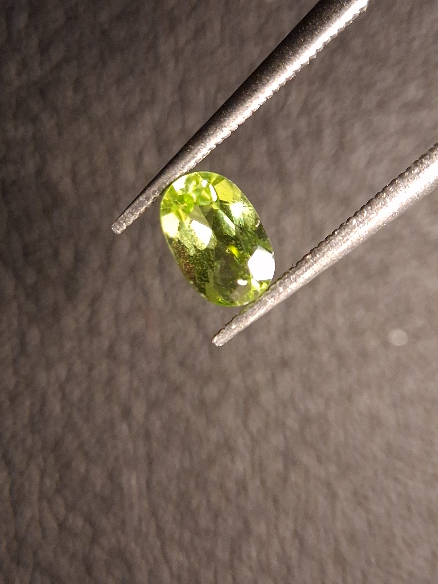 Natural Peridot - 0.599 ct - oval - unheated- green peridot - Natural Gems Belgium