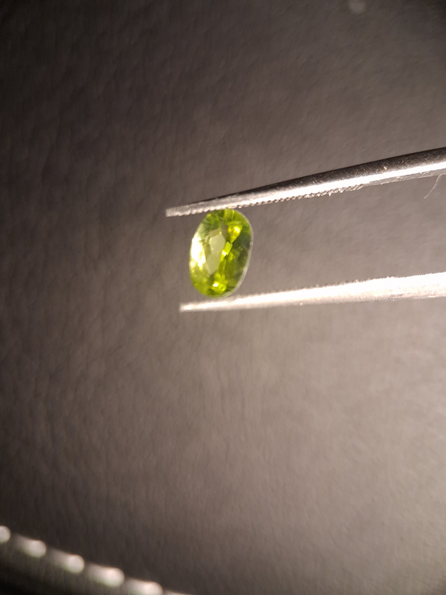 Natural Peridot - 0.516 ct - oval - unheated- green peridot - Natural Gems Belgium