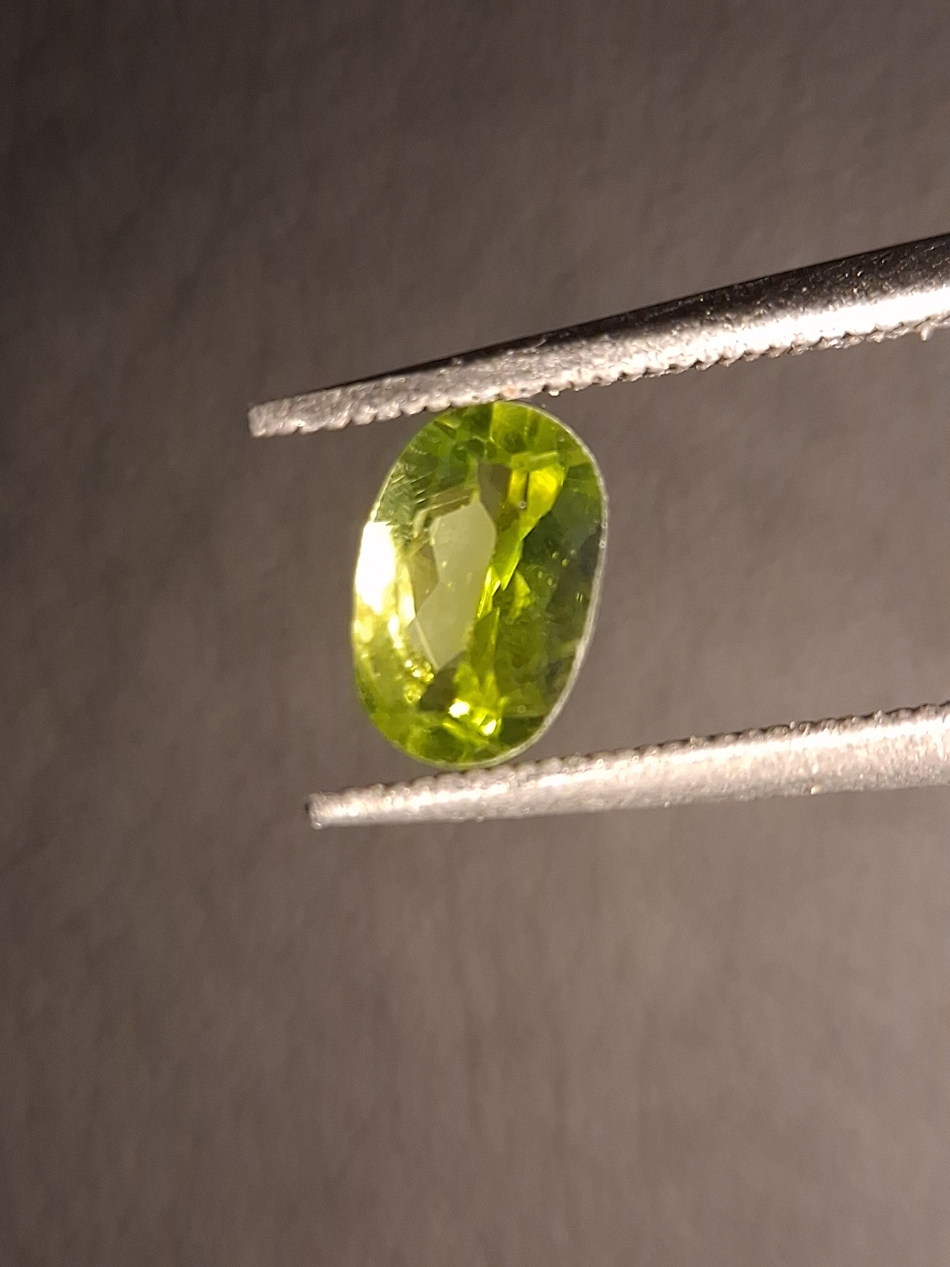Natural Peridot - 0.516 ct - oval - unheated- green peridot - Natural Gems Belgium