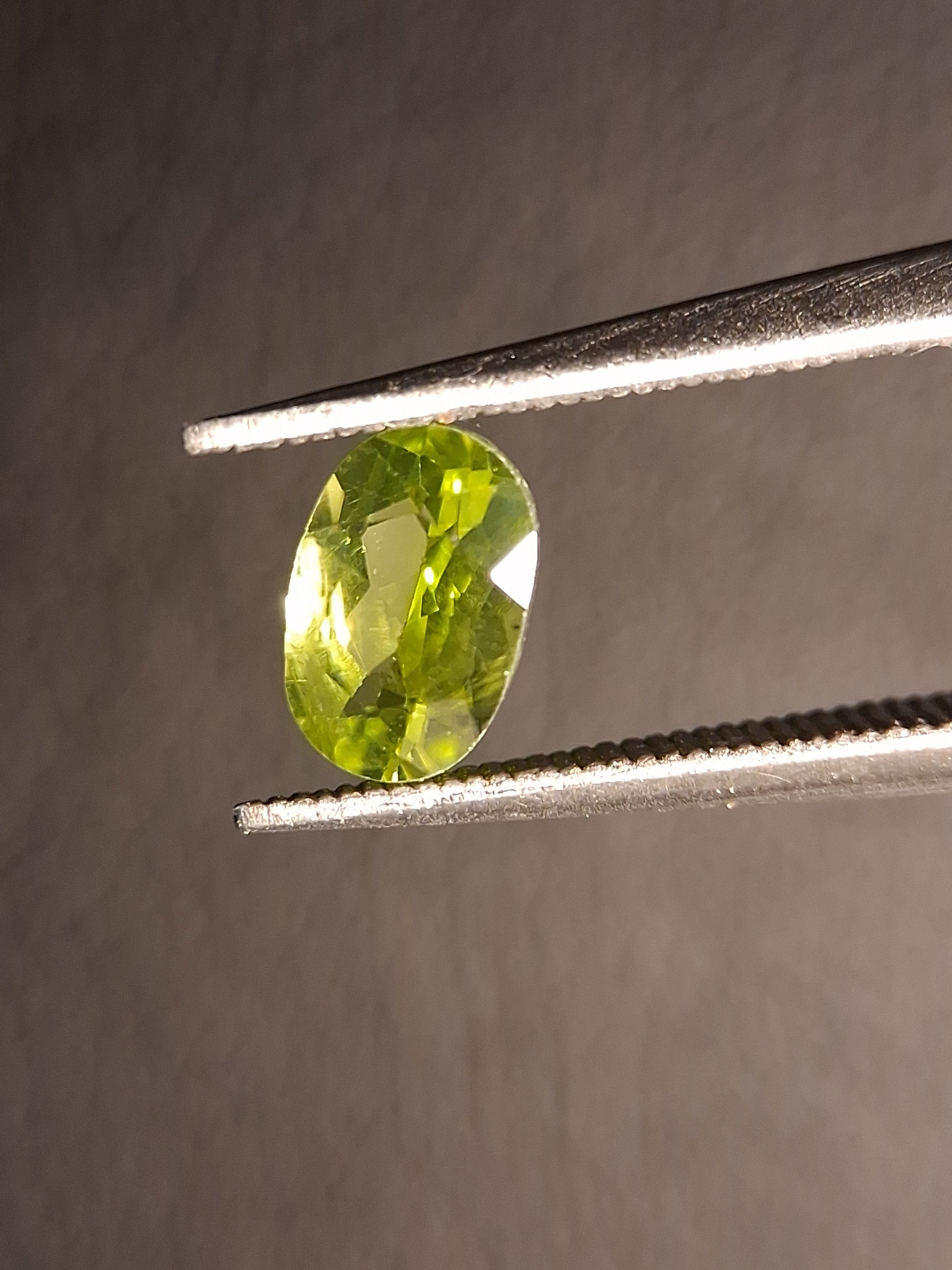 Natural Peridot - 0.516 ct - oval - unheated- green peridot - Natural Gems Belgium