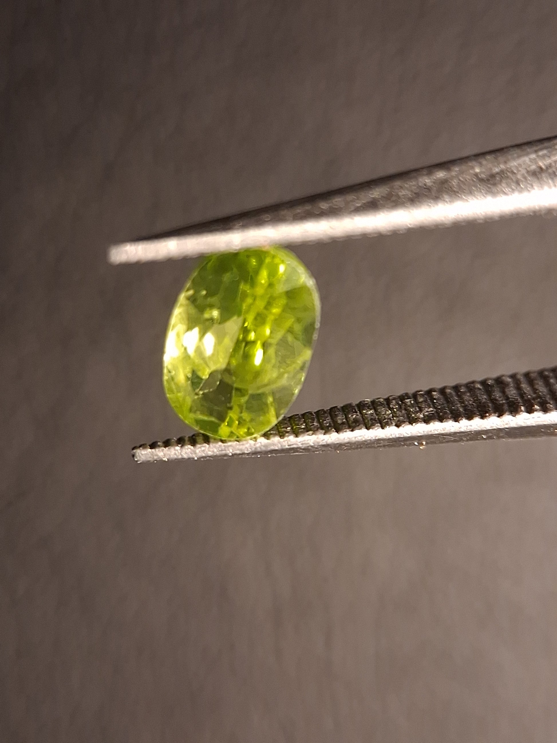 Natural Peridot - 0.516 ct - oval - unheated- green peridot - Natural Gems Belgium
