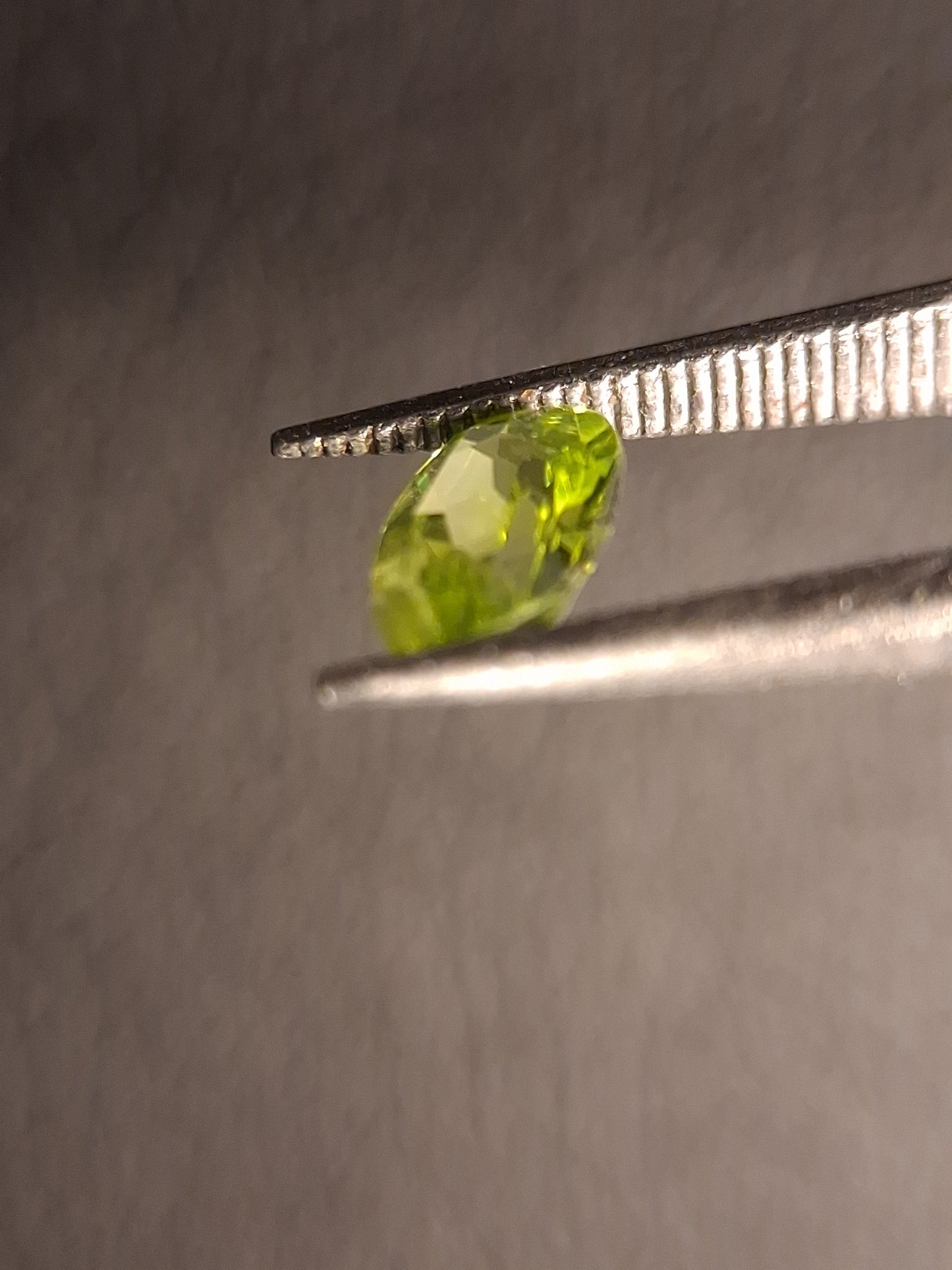 Natural Peridot - 0.516 ct - oval - unheated- green peridot - Natural Gems Belgium