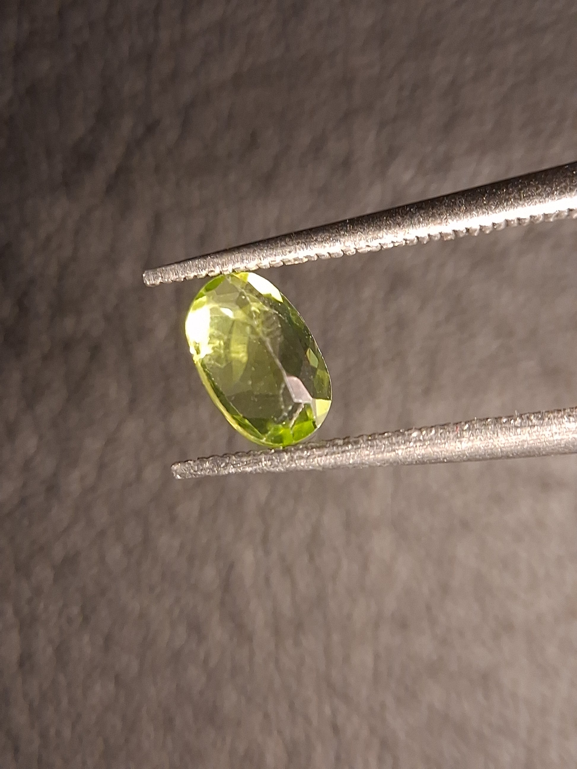 Natural Peridot - 0.516 ct - oval - unheated- green peridot - Natural Gems Belgium
