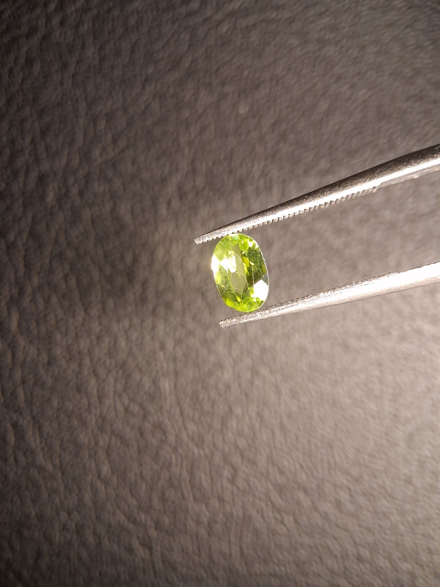 Natural Peridot - 0.490 ct - oval - unheated- green peridot - Natural Gems Belgium