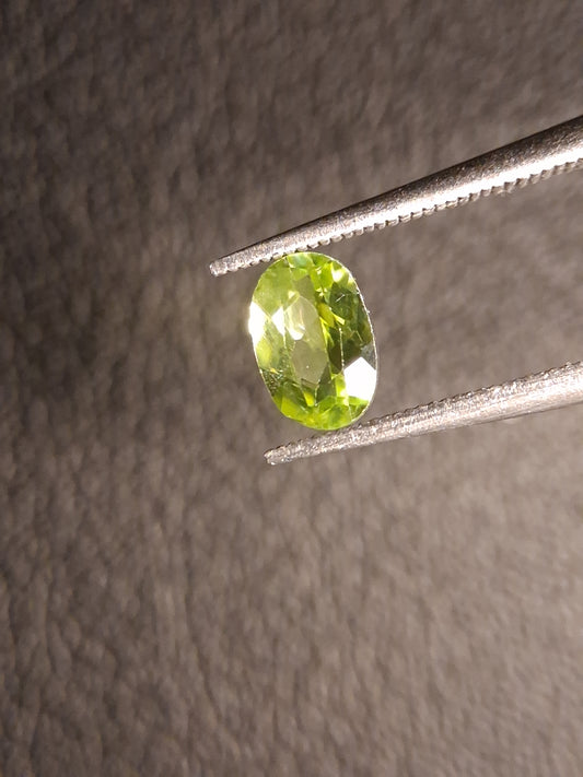 Natural Peridot - 0.490 ct - oval - unheated- green peridot - Natural Gems Belgium