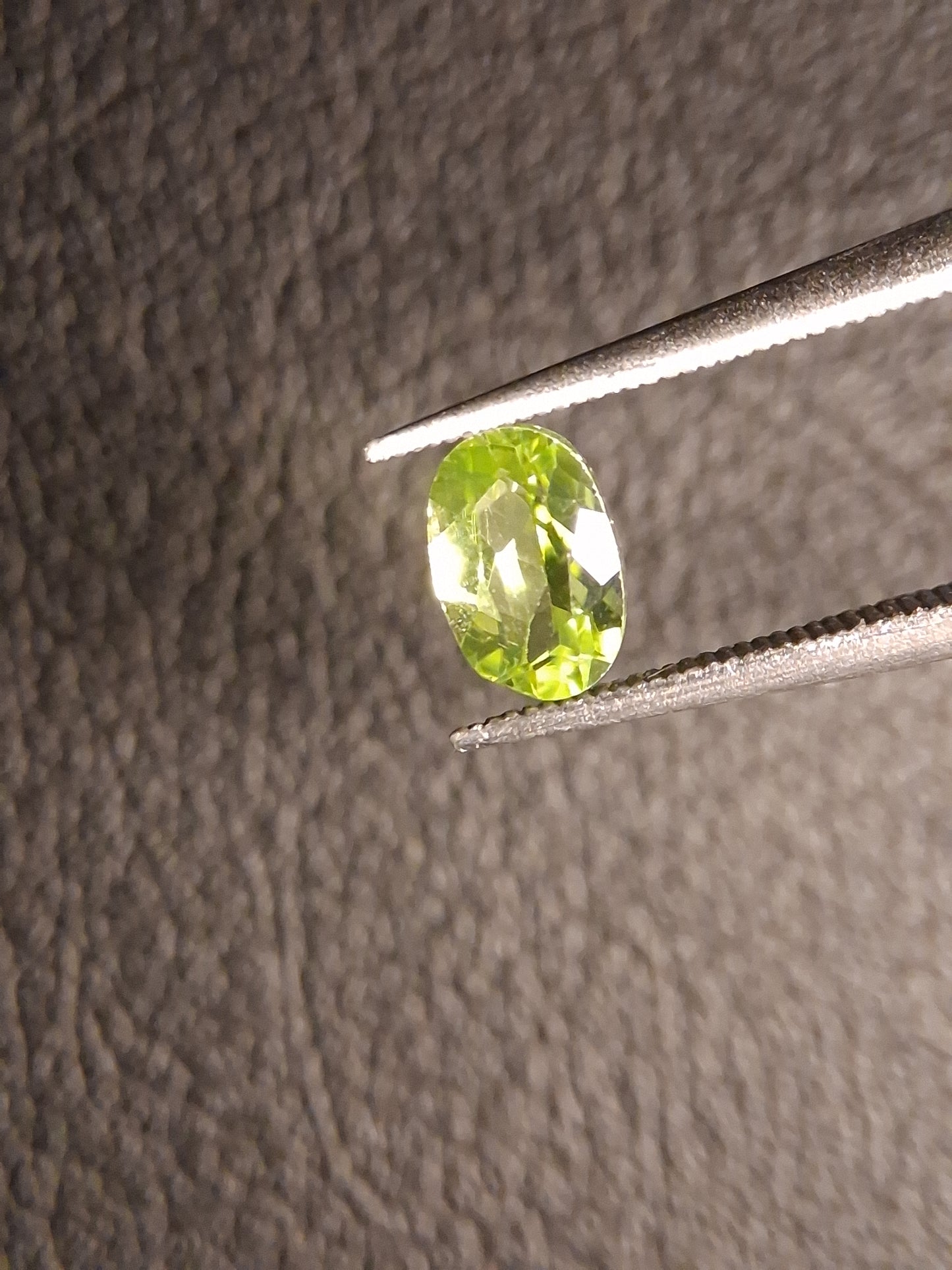 Natural Peridot - 0.490 ct - oval - unheated- green peridot - Natural Gems Belgium