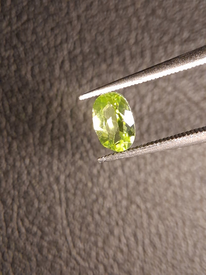 Natural Peridot - 0.490 ct - oval - unheated- green peridot - Natural Gems Belgium