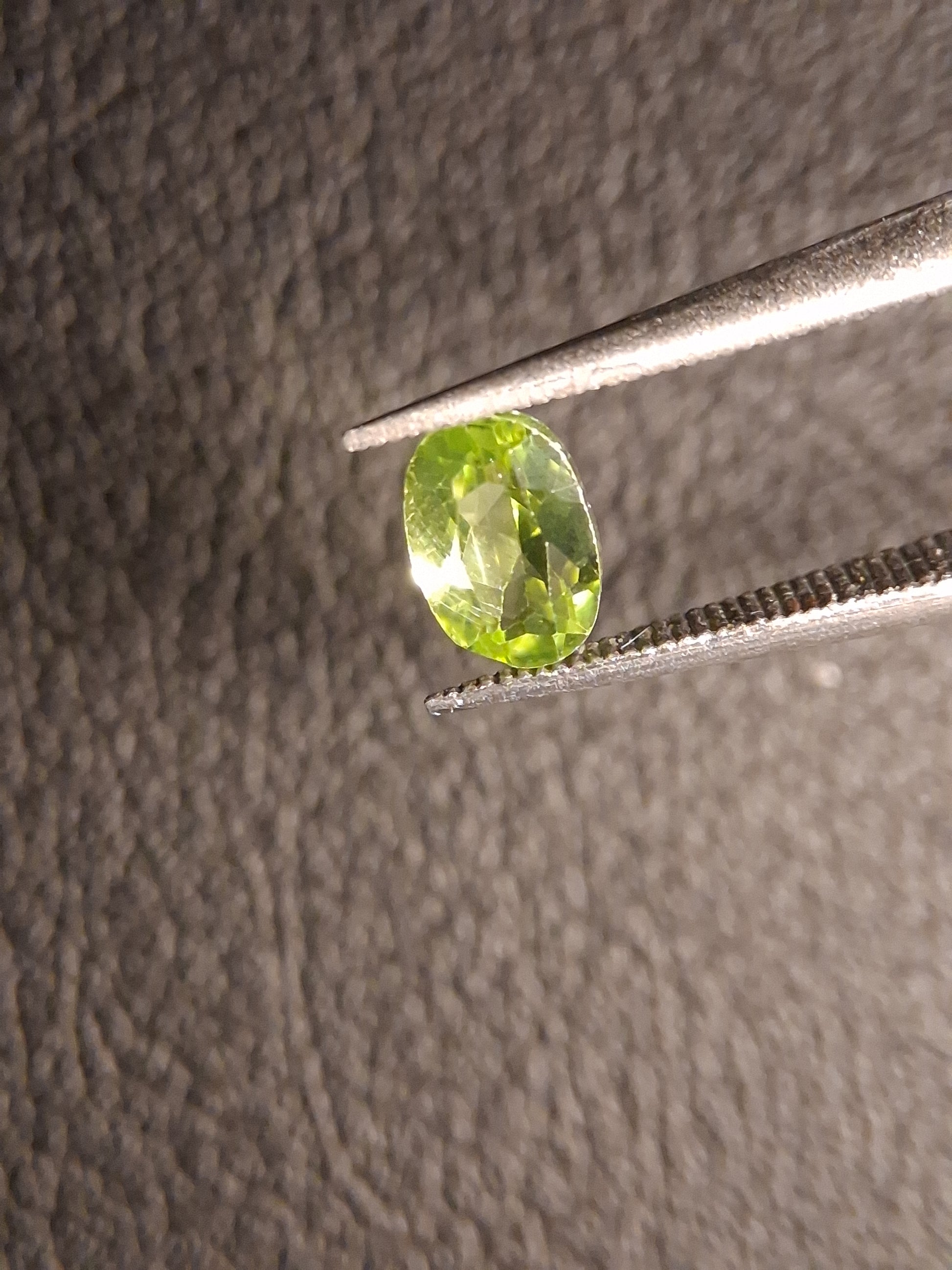 Natural Peridot - 0.490 ct - oval - unheated- green peridot - Natural Gems Belgium