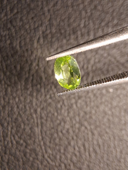 Natural Peridot - 0.490 ct - oval - unheated- green peridot - Natural Gems Belgium