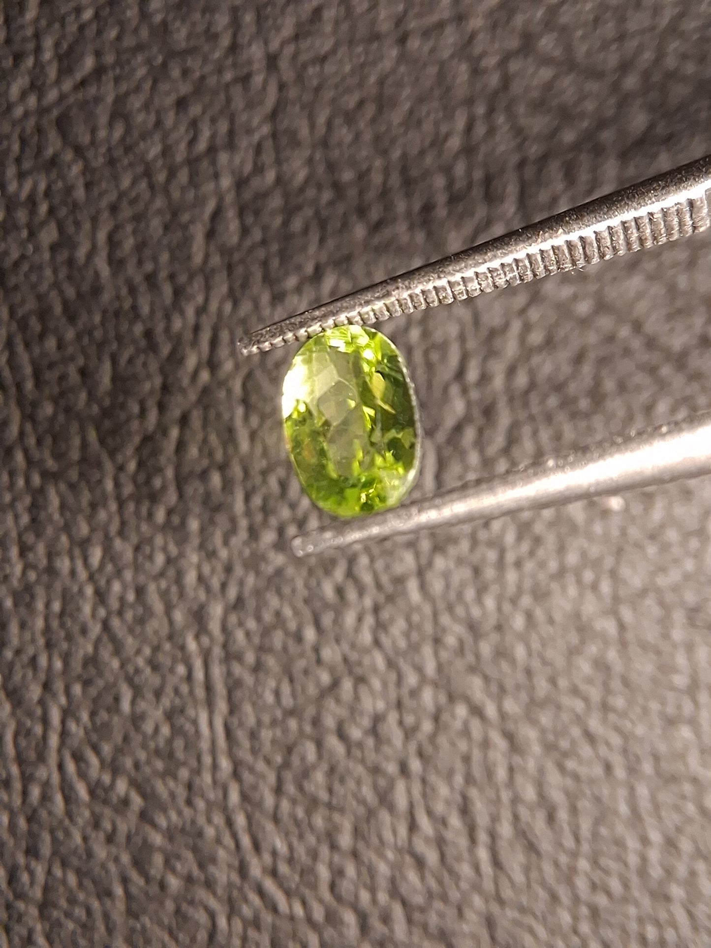 Natural Peridot - 0.490 ct - oval - unheated- green peridot - Natural Gems Belgium