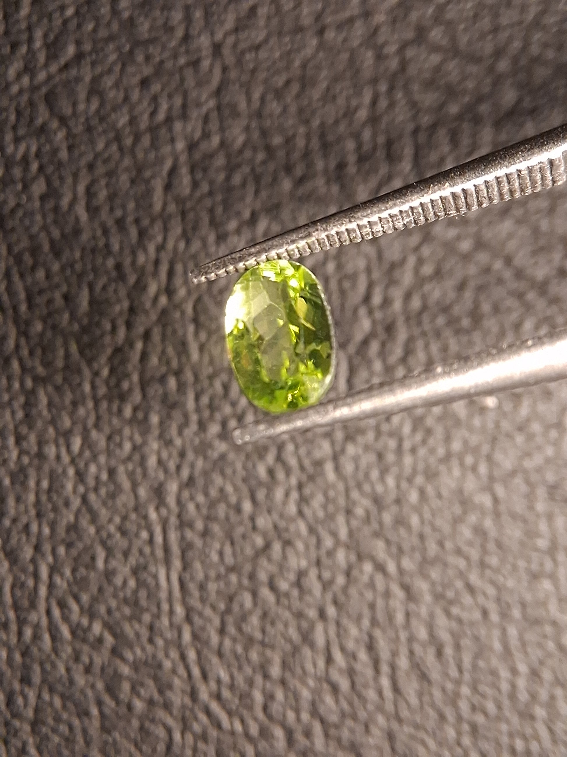 Natural Peridot - 0.490 ct - oval - unheated- green peridot - Natural Gems Belgium