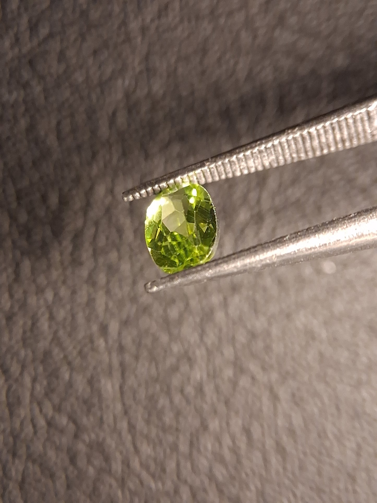 Natural Peridot - 0.490 ct - oval - unheated- green peridot - Natural Gems Belgium
