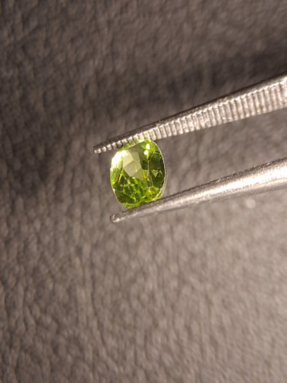 Natural Peridot - 0.490 ct - oval - unheated- green peridot - Natural Gems Belgium