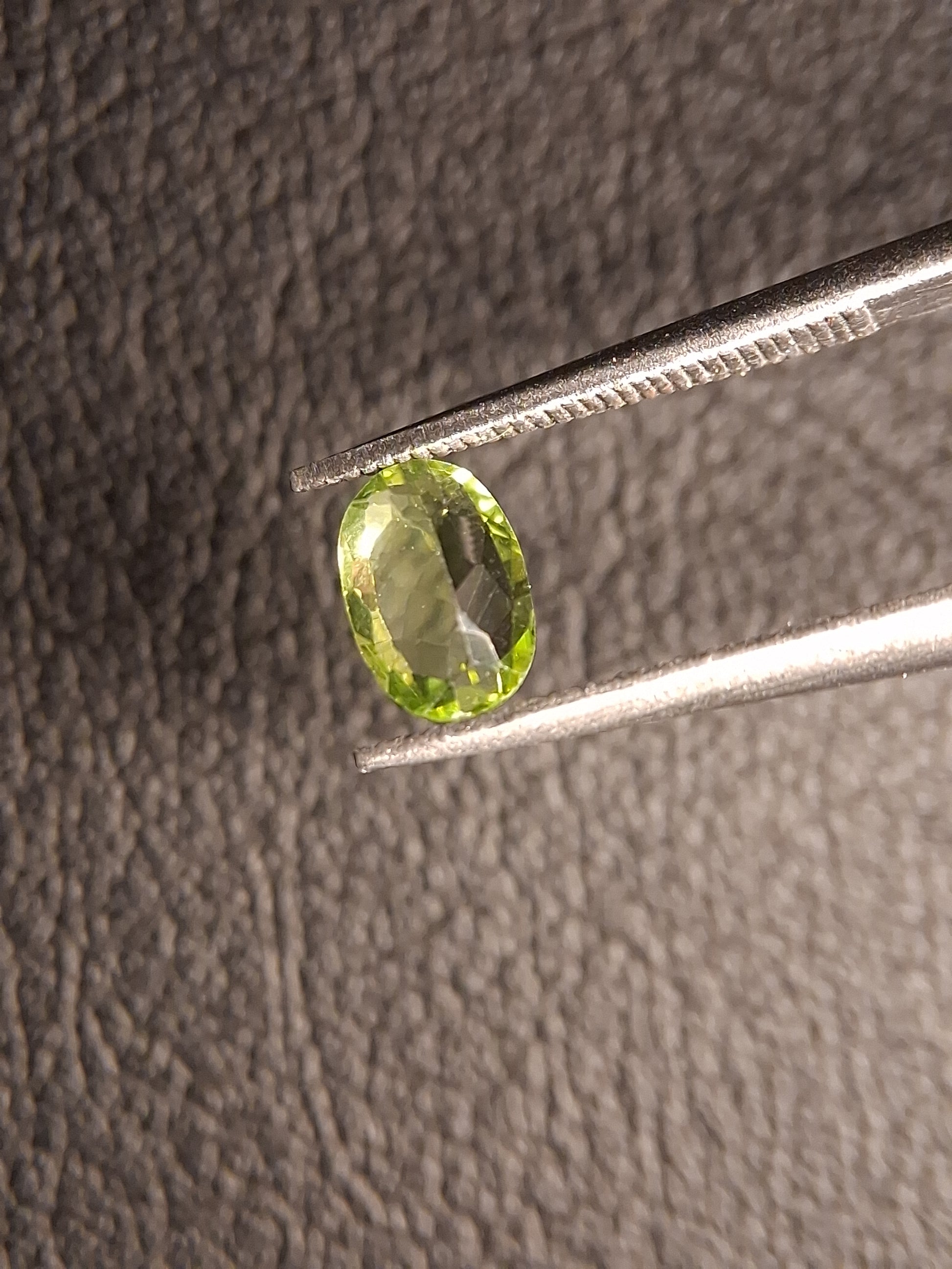 Natural Peridot - 0.490 ct - oval - unheated- green peridot - Natural Gems Belgium