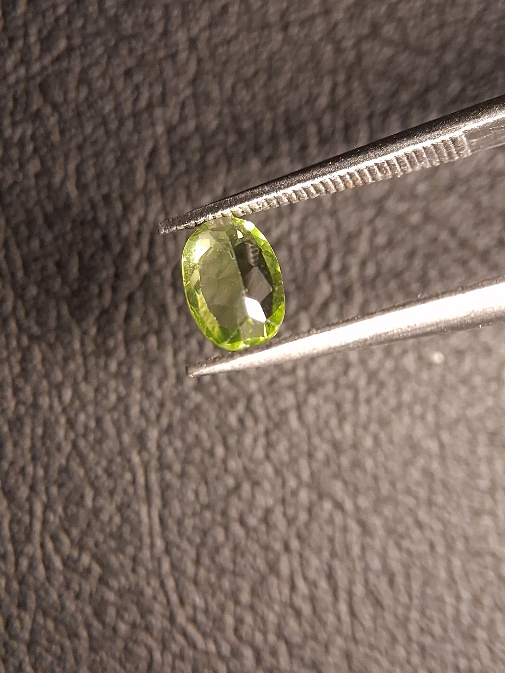 Natural Peridot - 0.490 ct - oval - unheated- green peridot - Natural Gems Belgium