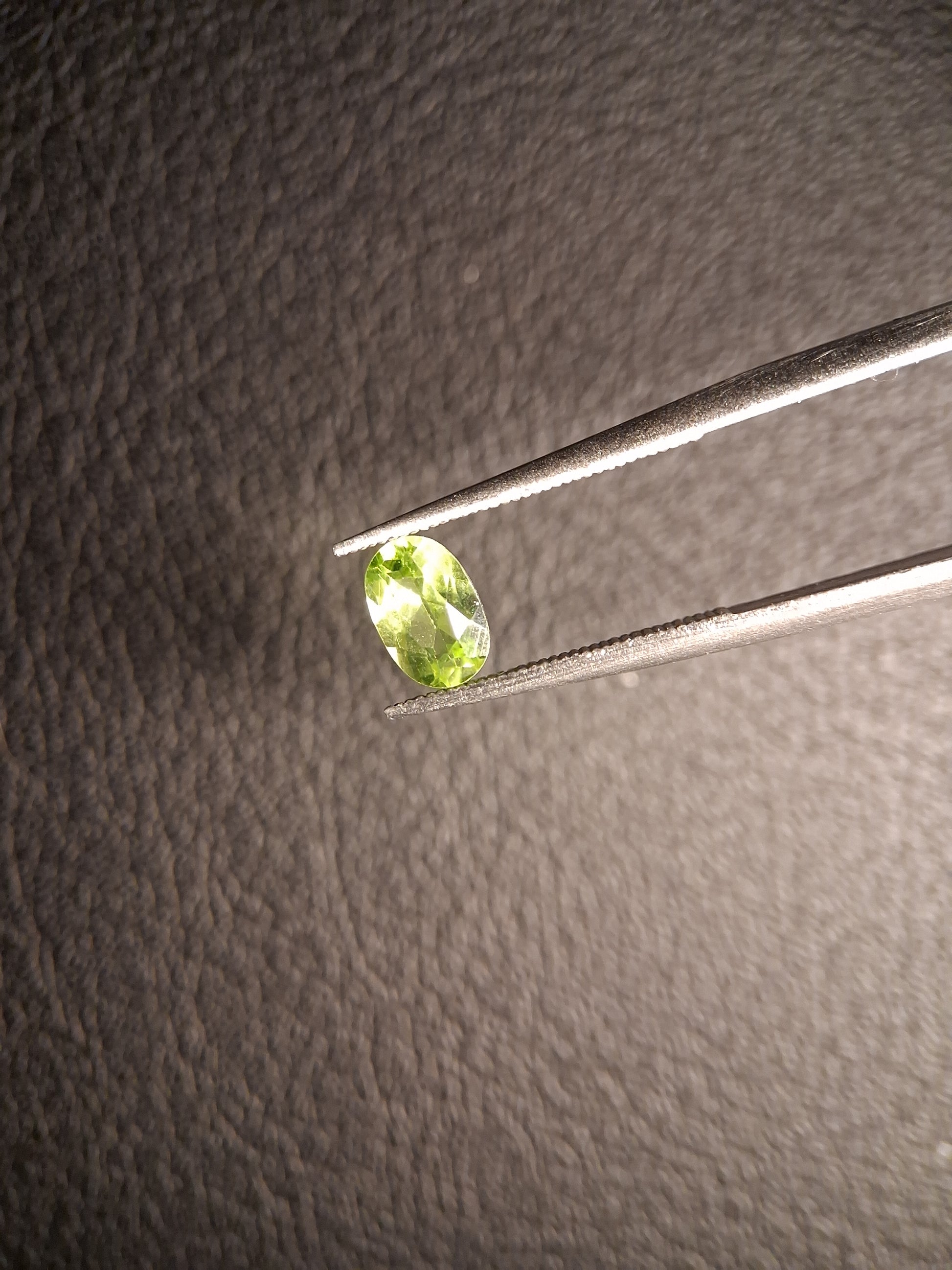 Natural Peridot - 0.544 ct - oval - unheated- green peridot - Natural Gems Belgium