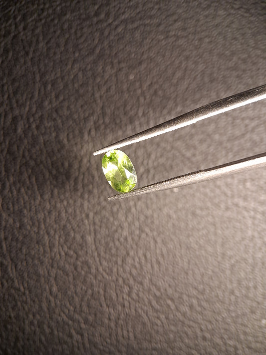 Natural Peridot - 0.544 ct - oval - unheated- green peridot - Natural Gems Belgium