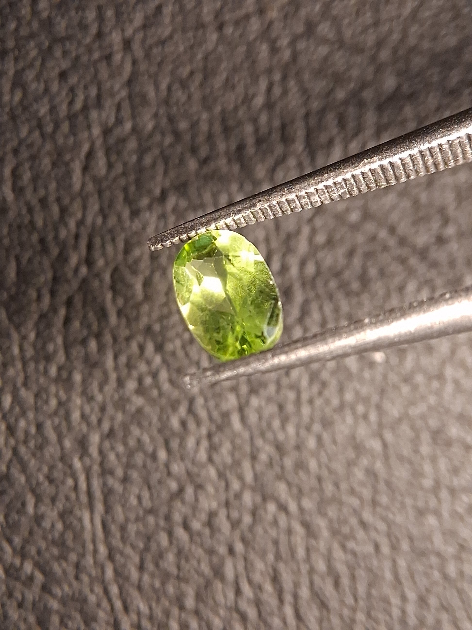 Natural Peridot - 0.544 ct - oval - unheated- green peridot - Natural Gems Belgium