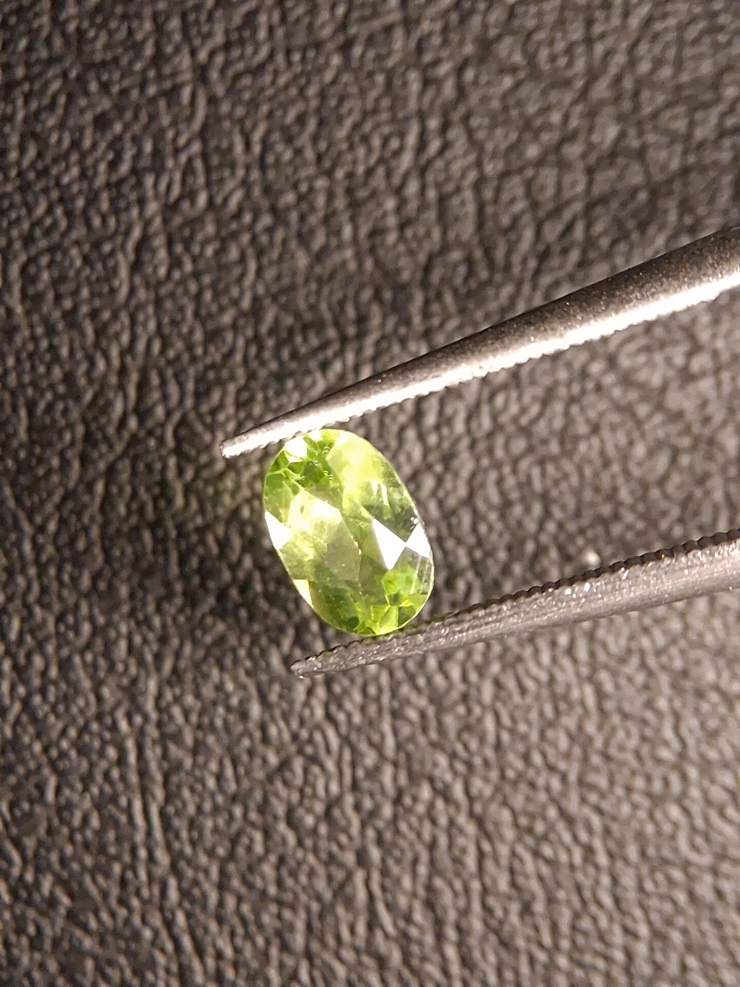 Natural Peridot - 0.544 ct - oval - unheated- green peridot - Natural Gems Belgium