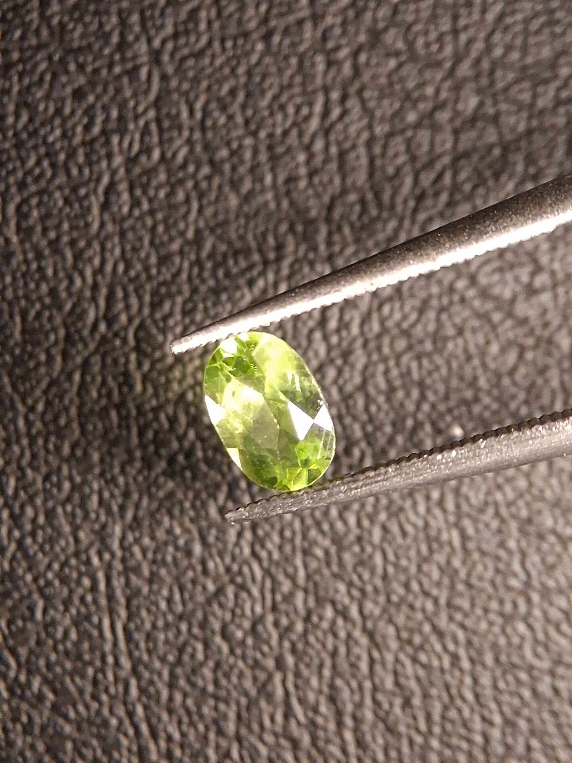 Natural Peridot - 0.544 ct - oval - unheated- green peridot - Natural Gems Belgium