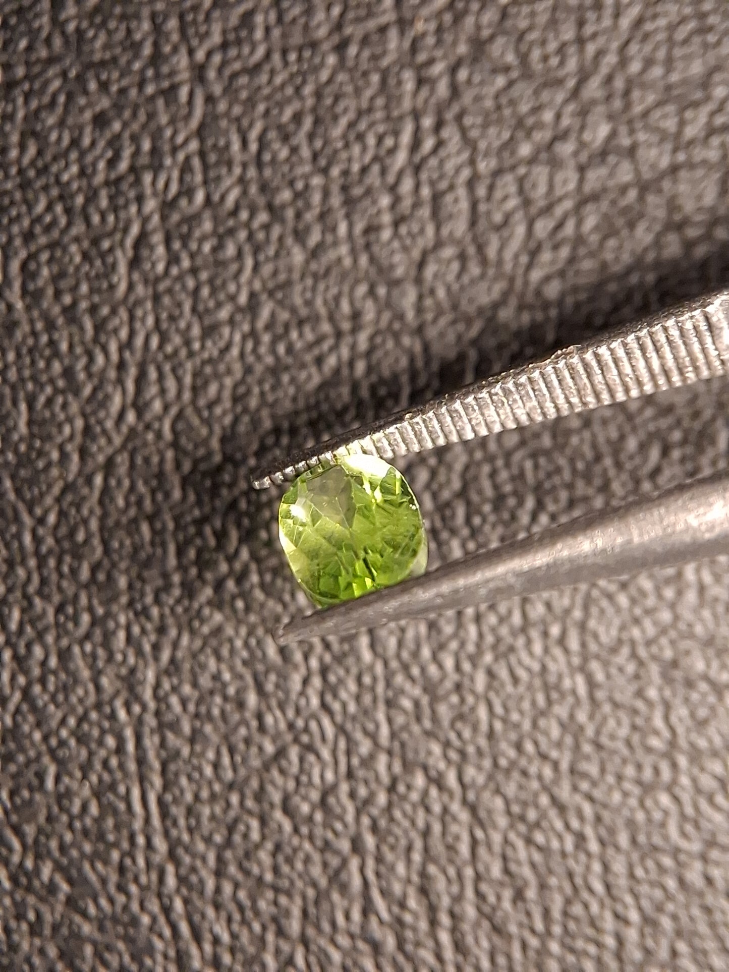 Natural Peridot - 0.544 ct - oval - unheated- green peridot - Natural Gems Belgium