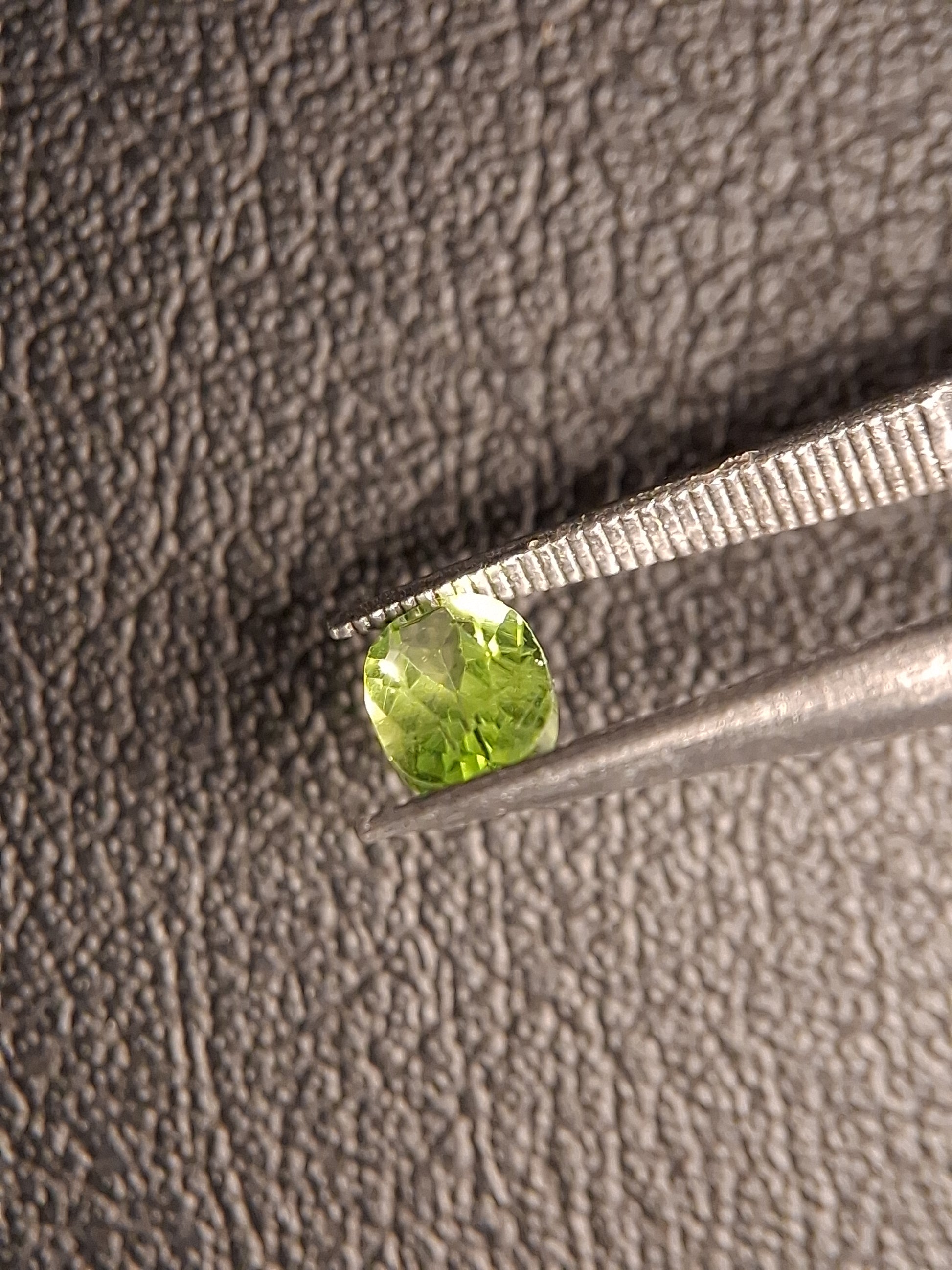 Natural Peridot - 0.544 ct - oval - unheated- green peridot - Natural Gems Belgium